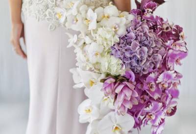 Спадаючий весільний букет: гортензія та орхідеї