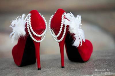 Червоний колір весільного взуття