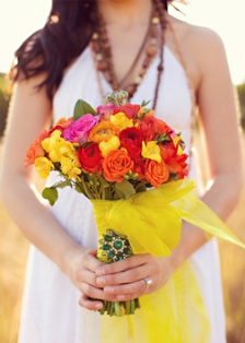 Весільний букет з яскравих квітів