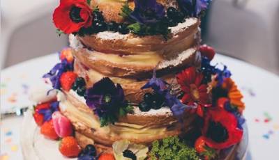 Весільний торт з квітами
