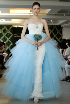 Голуба весільна сукня
