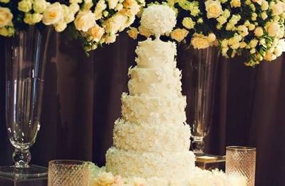 Подача весільного торта