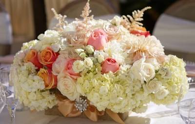 Спосіб прикрасити весільний стіл квітами
