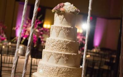 Величезний весільний торт