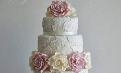 Мереживо та квіти на весільному торті