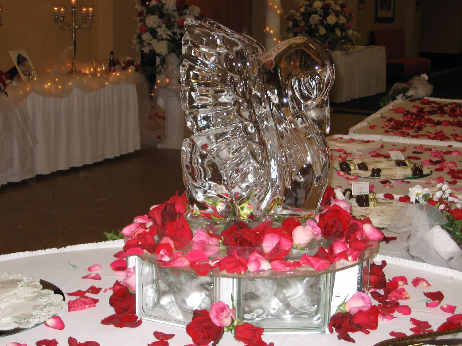 Льодові скульптури на весілля
