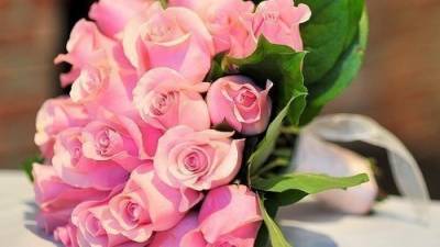 Рожеві троянди у весільному букеті