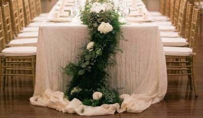 Живі квіти на весільному столі