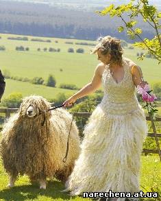 Весільна сукня з овечої шерсті