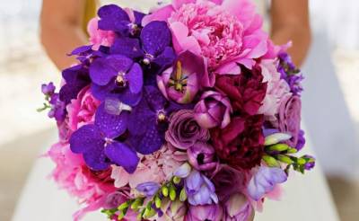 Весільний букет з фіолетовою орхідеєю.