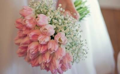 Рожеві тюльпани у весільному букеті