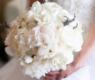 Білі квіти у весільному букеті